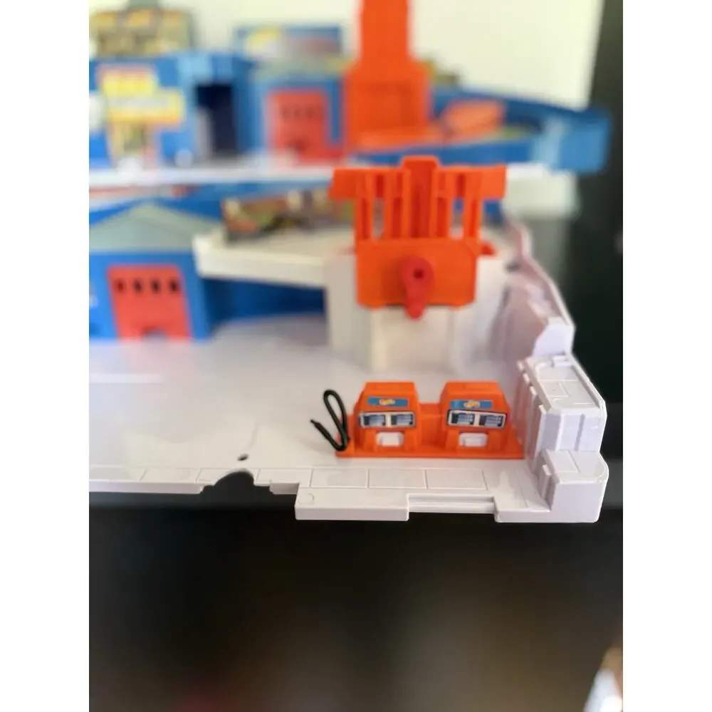 2015 Mattel Hot Wheels Stow and Go Folding Race Track Service Station DMW90